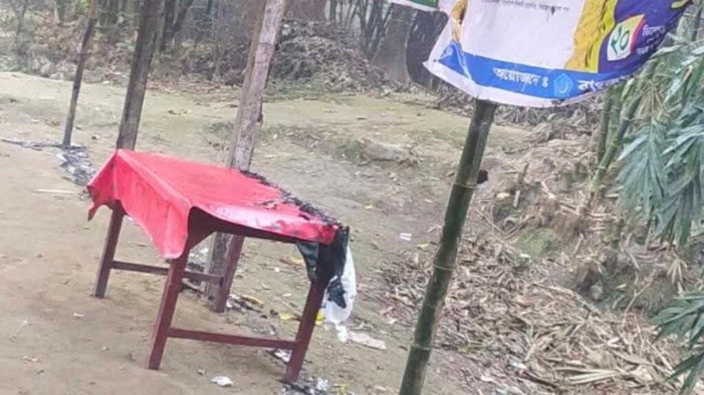 কামারখন্দে জামায়াতের নির্বাচনী অফিসে আগুন