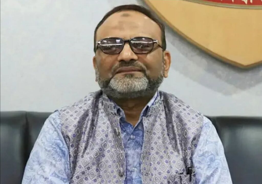 গুঞ্জন উঠেছে রাতেই দেশ ছাড়ছেন ঢাবি ভিসি।