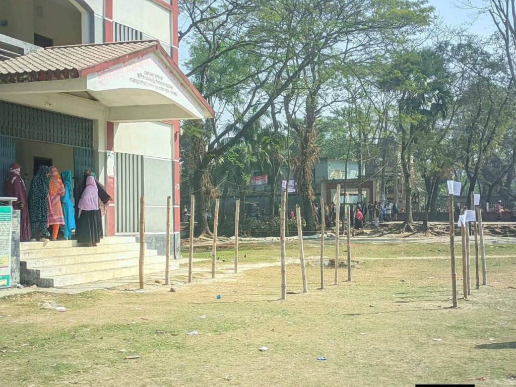দুপুরের আগেই কেন্দ্র খালি, ভোলায় রাতের আঁধারে ভোট চুরির অভি