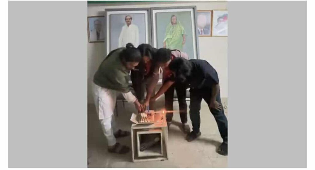 কালকিনিতে কেক কেটে জয় বাংলা স্লোগান দিয়ে আওয়ামী লীগের কার্যালয় খুললেন নেতাকর্মীরা।