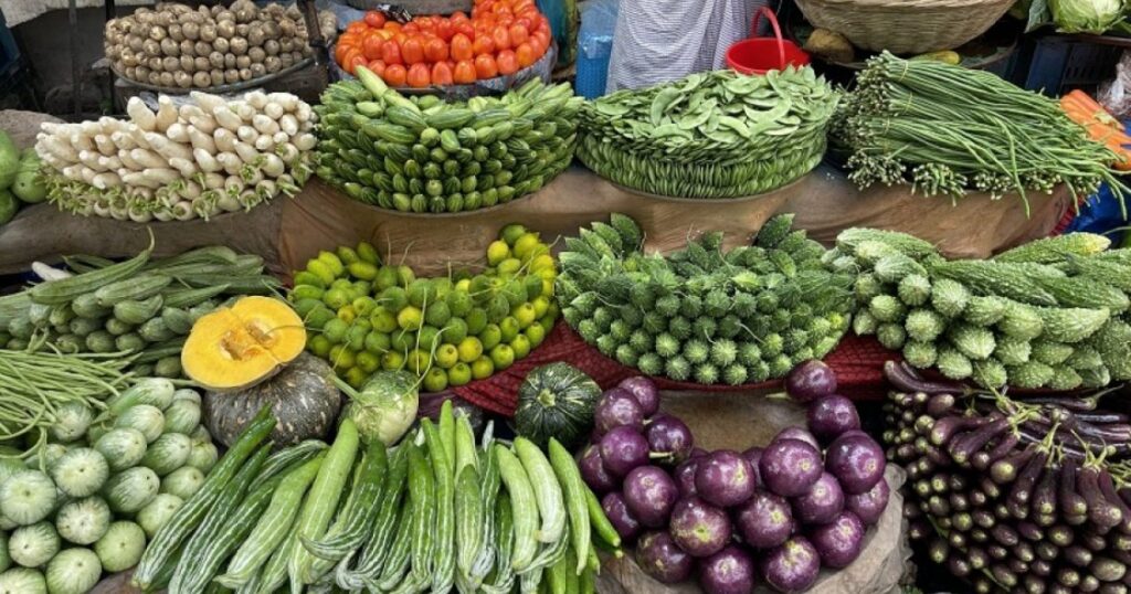 লাগামহীন বাজারদর: সবজি, চাল ও মুরগির দামে হাঁসফাঁস নগরবাসী