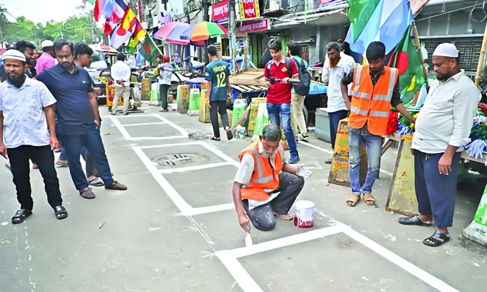 আইন নেই নীতিমালা নেই তবুও সরকারি উদ্যোগ কার্ড দিয়ে টাকার বিনিময়ে রাস্তায় বসানো হচ্ছে হকার