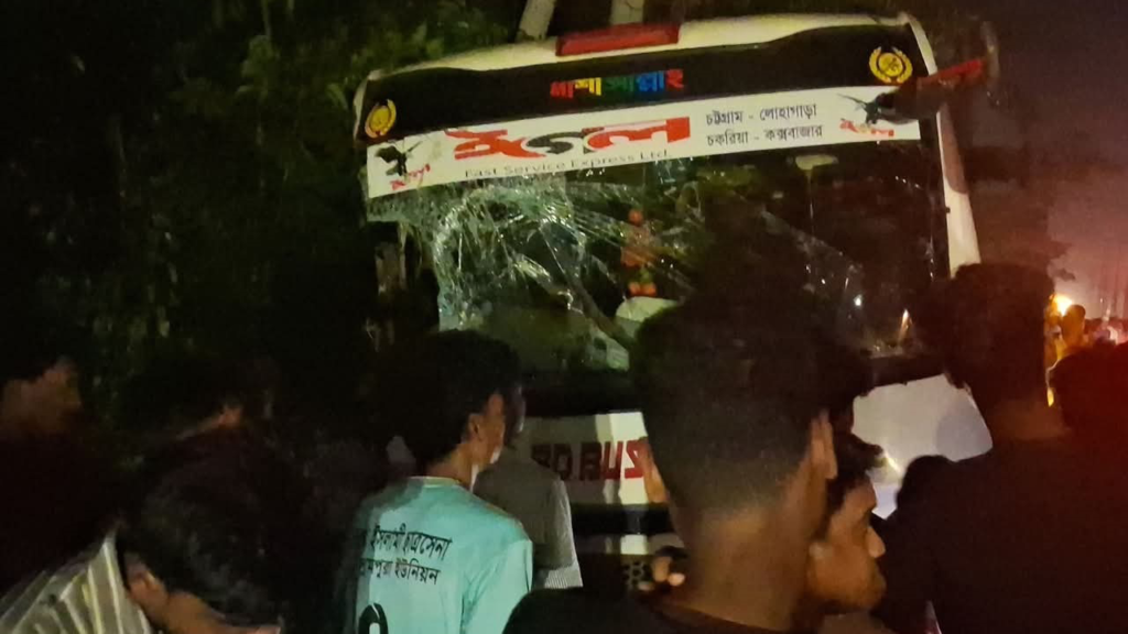 চট্টগ্রামে ভয়াবহ সড়ক দুর্ঘটনা: বাস-লেগুনা সংঘর্ষে নিহত ৩, আহত অন্তত ২০