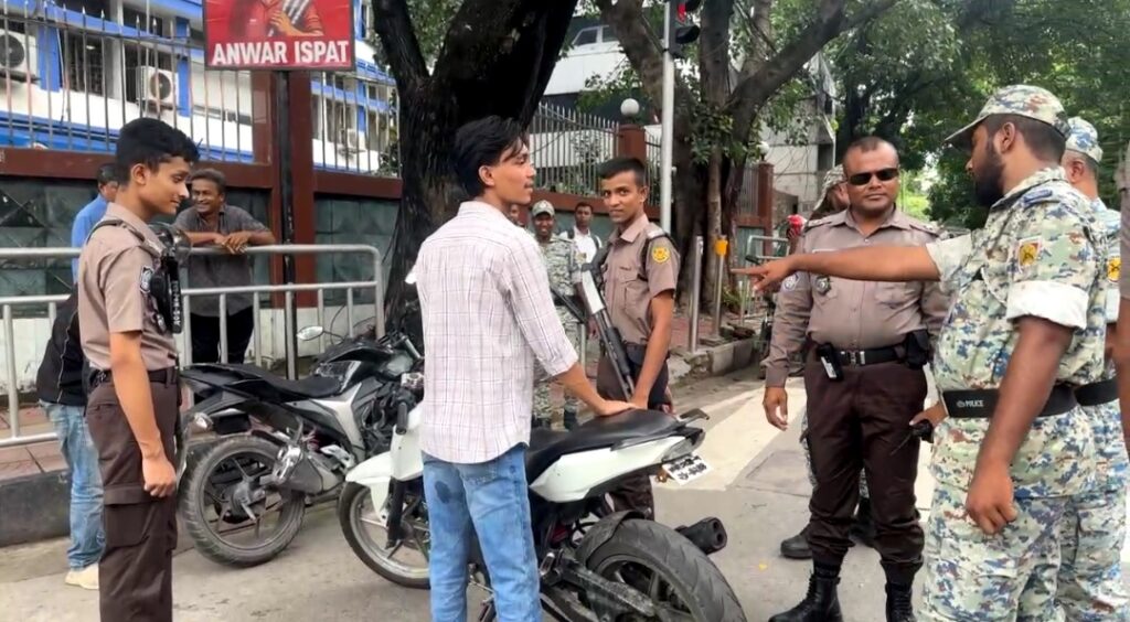 আ. লীগকে ঠেকাতে রাজধানীতে ১৮ হাজার পুলিশ, চেকপোস্ট বসিয়ে চলছে তল্লাশি
