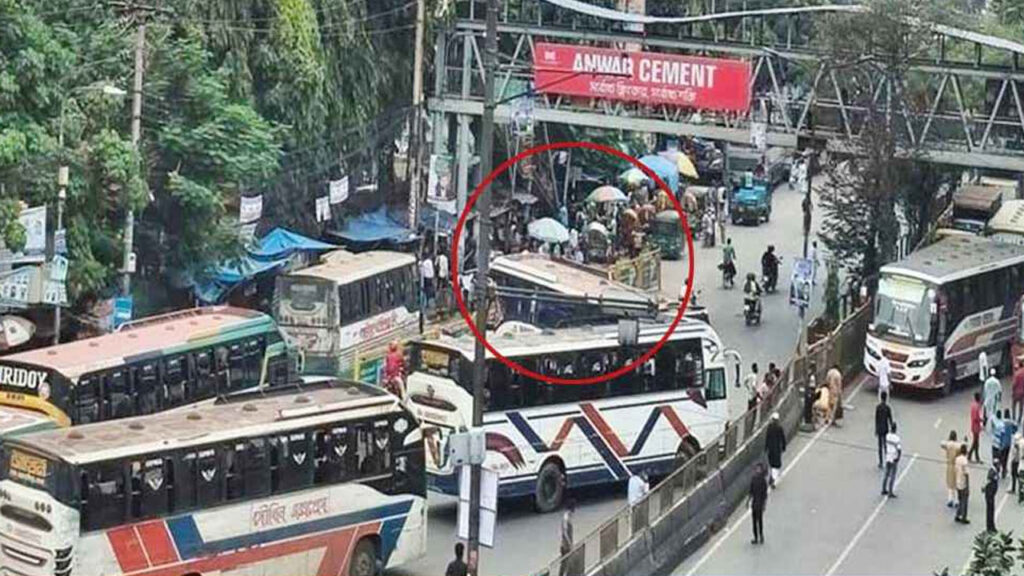 ঢাকার সড়কে যাত্রীবাহী বাস উল্টে প্রাণ গেল হেলপারের
