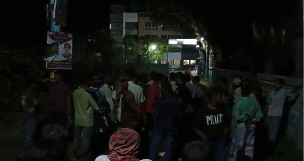 পাবনায় থানা ঘেরাও করে যুবলীগ নেতাকে ছিনিয়ে নিলেন গ্রামবাসীরা