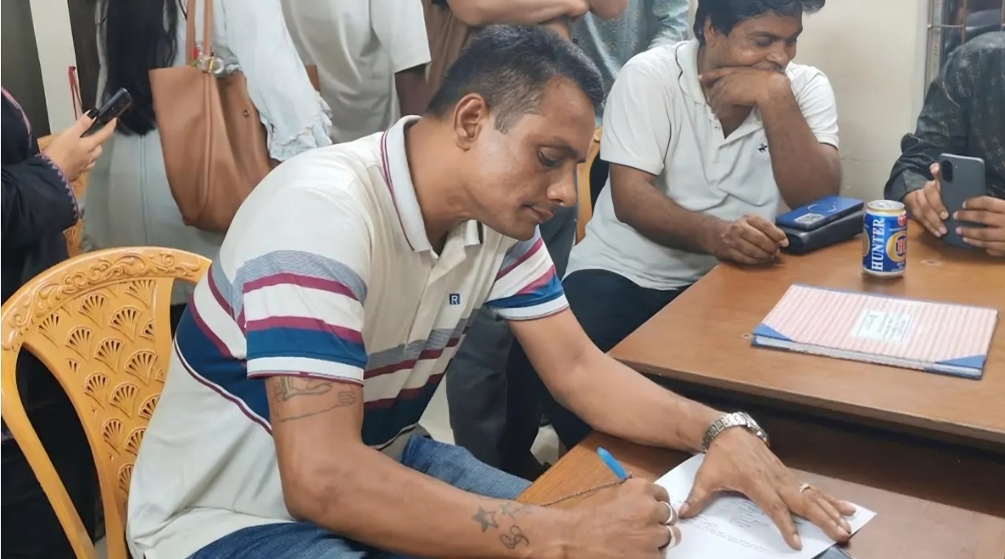 জাবিতে ছাত্রীদের গোপনে ছবি তুলে ধরা খেলেন যুবদল নেতা, বিয়ারসহ আটক