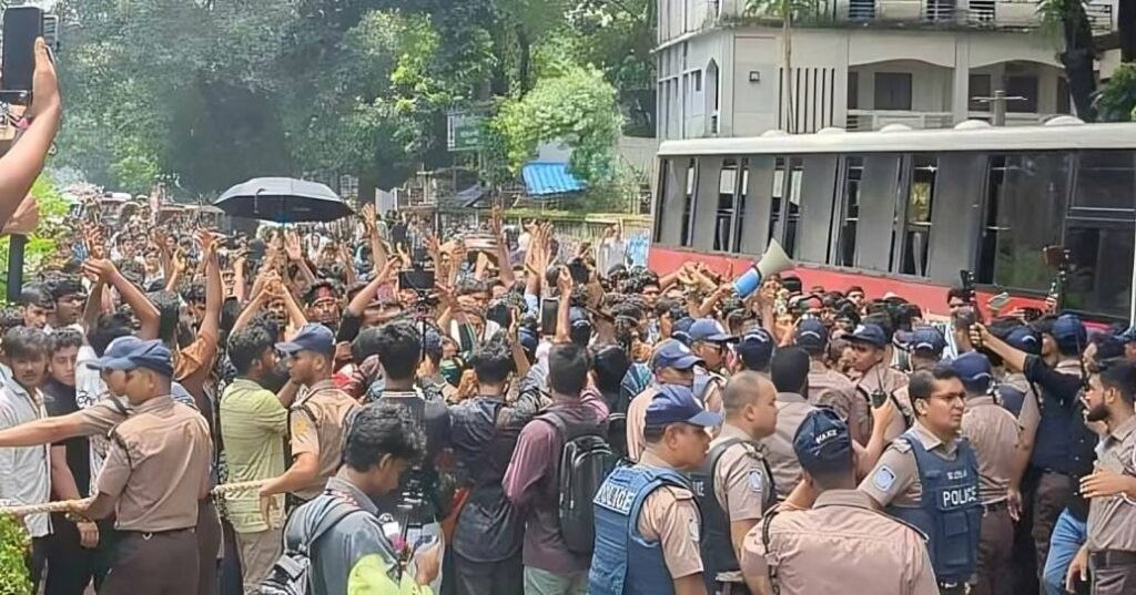 শিক্ষামন্ত্রী মিলনের পদত্যাগ দাবীতে রাজধানীজুড়ে শিক্ষার্থীদের বিক্ষোভ ও সড়ক অবরোধ