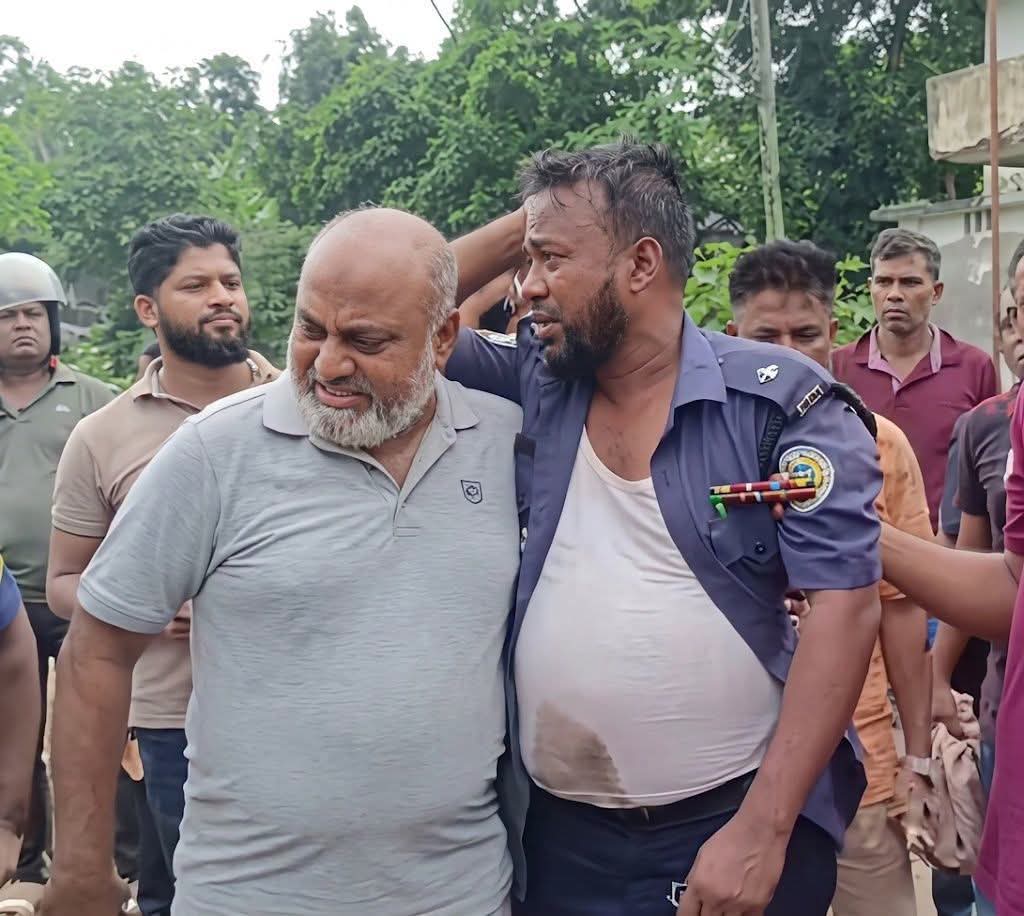 বরিশালে থানায় ঢুকে পুলিশের ওপর বিএনপির হামলা, আহত একাধিক পুলিশ