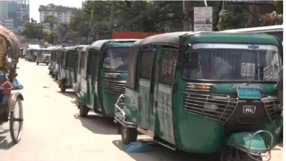 ঢাকায় তীব্র গ্যাস সংকট: সিএনজি স্টেশনে যানবাহনের দীর্ঘ লাইন, চরম ভোগান্তিতে চালকরা