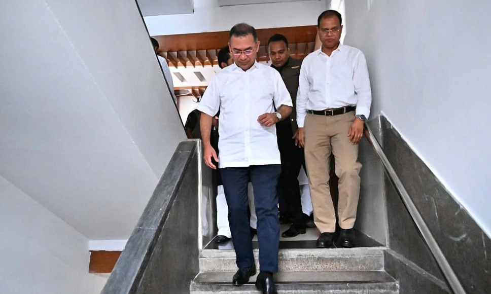লোক দেখাতে লিফট রেখে ৬ তলায় হেঁটে উঠতে গিয়ে মূল্যবান সময় নষ্ট করেছেন তারেক রহমান : নেটিজেনদের সমালোচনা