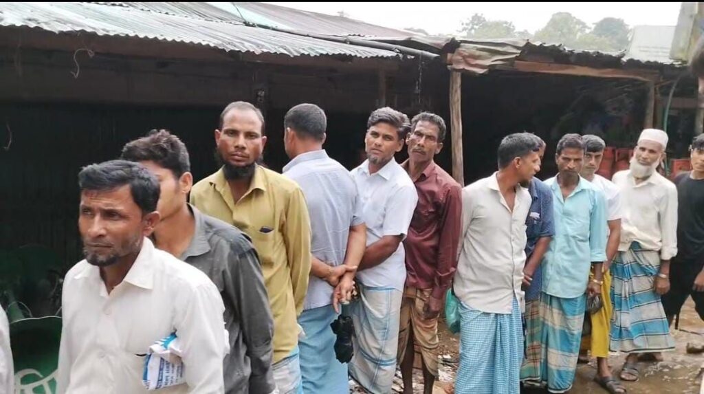 ৬ ঘণ্টা লাইনে দাঁড়িয়ে মিলল মাত্র ১০ কেজি সার: উখিয়ায় সারের জন্য হাহাকার, আমন চাষ নিয়ে চরম অনিশ্চয়তা