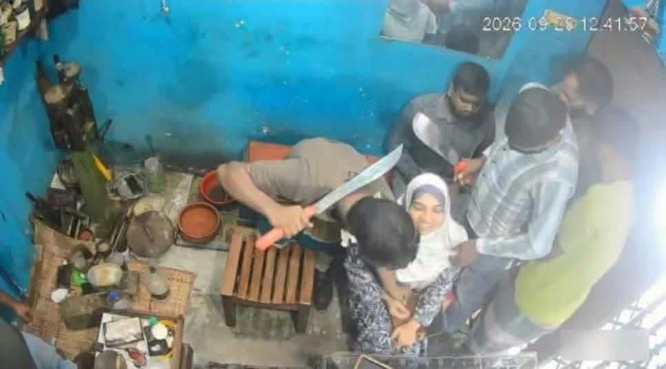 ঢাকেশ্বরী বাজারে দিনদুপুরে দুর্ধর্ষ ডাকাতি: অস্ত্রের মুখে স্বর্ণ-রুপা ও নগদ টাকা লুট