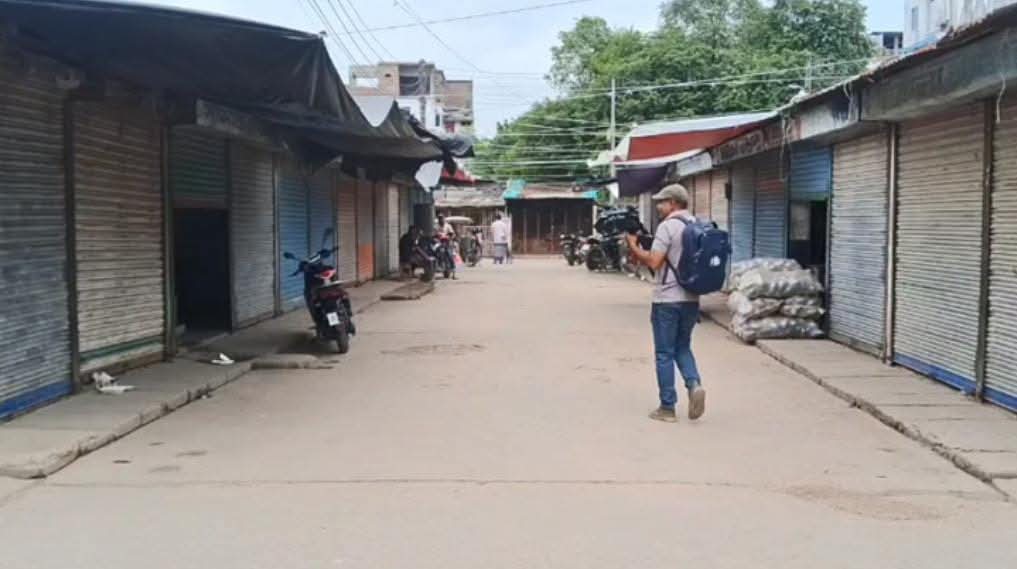 চাঁদাবাজির থাবায় অচল মেহেরপুরের বড়বাজার, খালি হাতে বাড়ি ফিরছেন ক্রেতারা