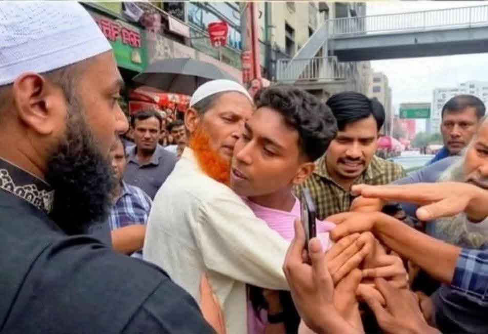 আটক ছাত্রলীগ কর্মীকে রক্ষায় এগিয়ে আসা পথচারীর বাড়িতে ছাত্রদলের হামলা-ভাঙচুর