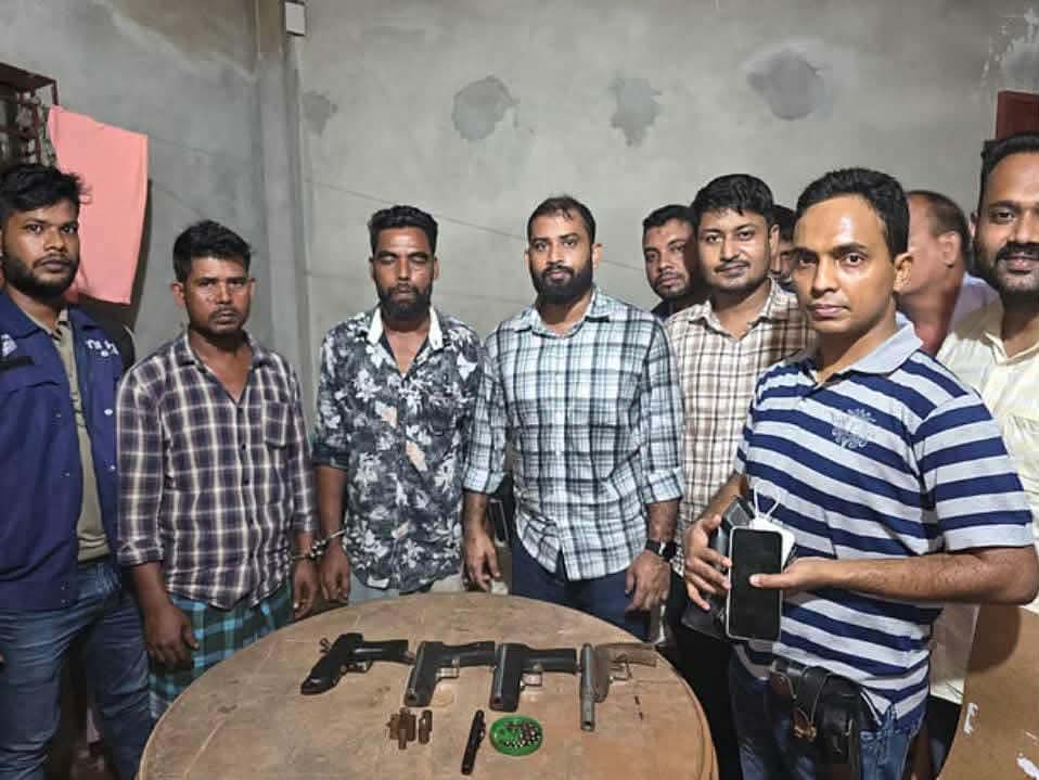 গ্যারেজের আড়ালে অস্ত্রের গোপন কারখানা: বিক্রি করে রাজমিস্ত্রি ও অটোরিকশাচালক