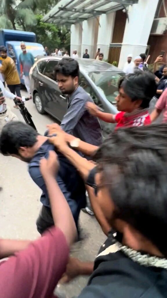 ধানমন্ডিতে ছাত্রলীগ নেতা রোটনের জানাজায় বিএনপির হামলা ও মারধর