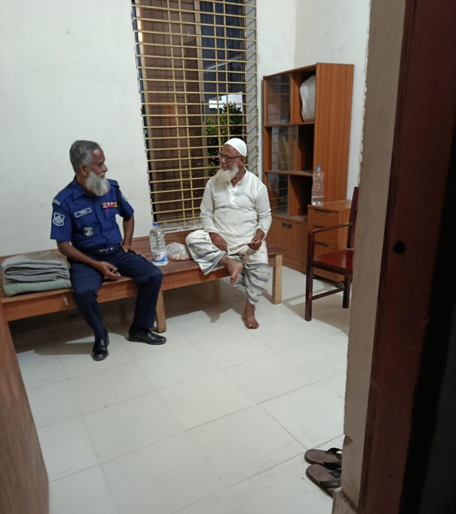 নওগাঁয় ছাত্রলীগ নেতার বাড়িতে ডিবির অভিযান, না পেয়ে অসুস্থ বাবাকে গ্রেপ্তারের অভিযোগ
