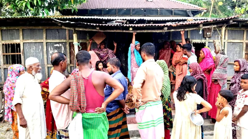 ফ্যামিলি কার্ডের ছবি তোলার কথা বলে নারীর স্বর্ণের দুল নিয়ে উধাও বিএনপি নেতা