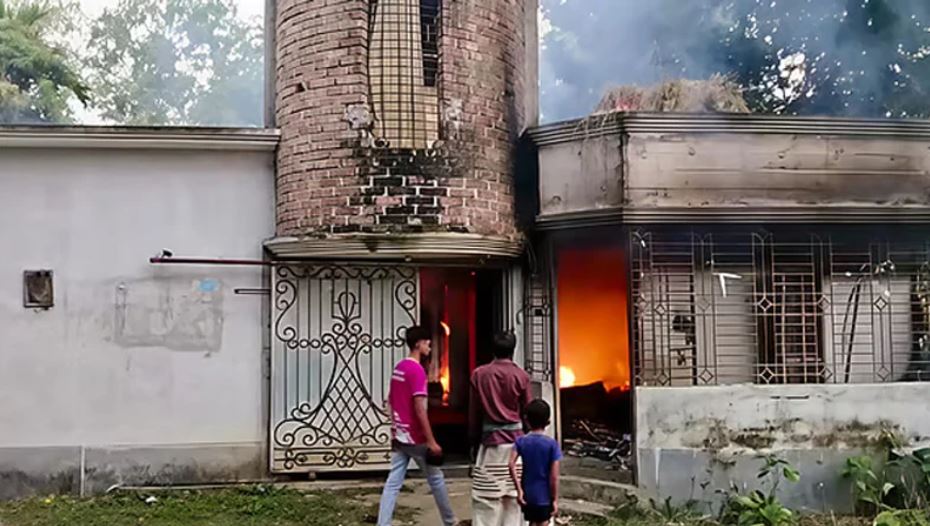 পাবনায় শিক্ষার্থীকে ধ’র্ষণচে’ষ্টার অভিযোগে শিক্ষক আটক: উত্তেজিত জনতার মাদ্রাসায় আ’গুন