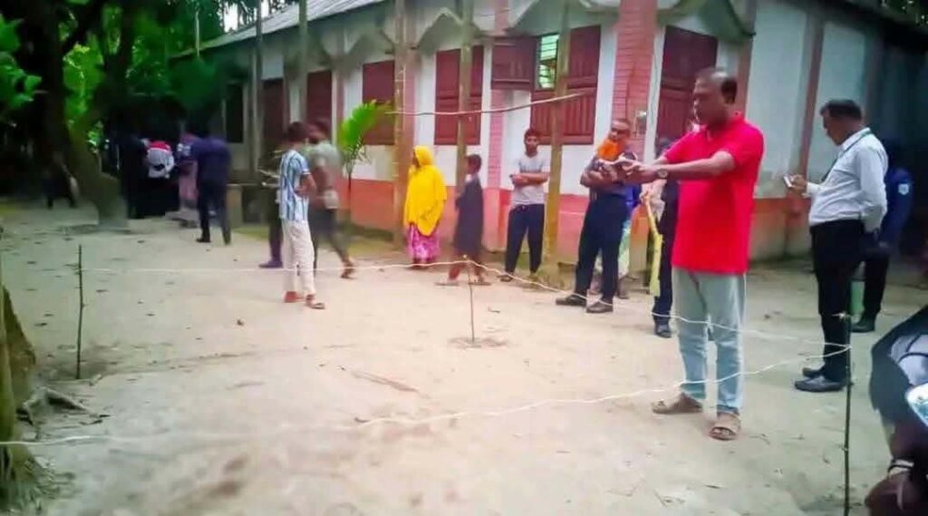 রংপুরের কাউনিয়ায় দিনদুপরে বাড়ির সামনেই আওয়ামী লীগ কর্মীকে কুপিয়ে হত্যা